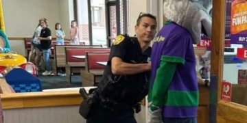 ‘We’re Gonna Detain the Mouse’: Florida Man in Chuck E. Cheese Costume Arrested for Credit Card Theft