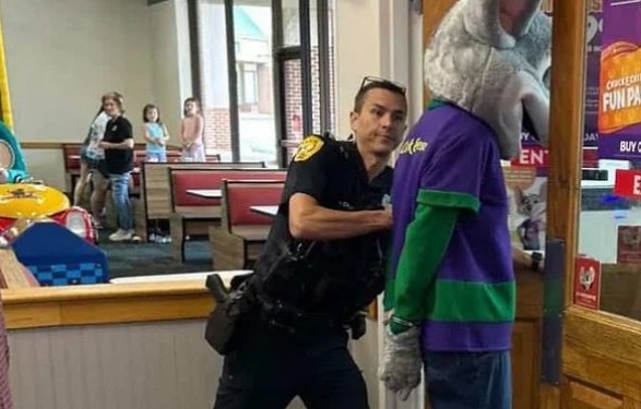 ‘We’re Gonna Detain the Mouse’: Florida Man in Chuck E. Cheese Costume Arrested for Credit Card Theft