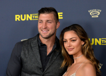 Tim Tebow Leads College Football Pre-Game Prayer