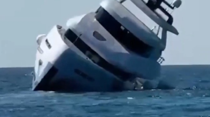 $940K Yacht Sinks Just Minutes into Maiden Voyage — Passengers Jump Overboard in Panic