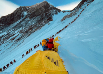 Billzard Traps Nearly 1,000 Everest Climbers