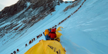 Billzard Traps Nearly 1,000 Everest Climbers