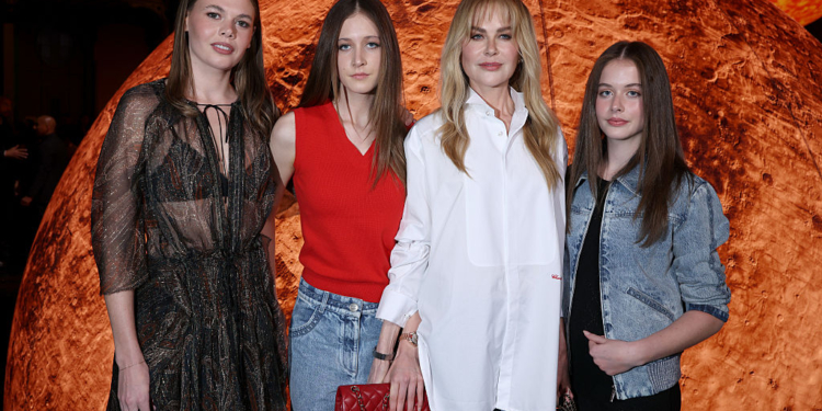 Nicole Kidman Breaks Silence After Divorce Filing: “Finding a Way Through”