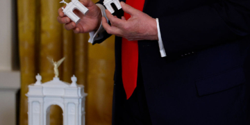 Trump Announces  Plans to Erect Arch in DC