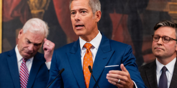 Government Shutdown Leaves Air Traffic Controllers Without a Paycheck: Duffy