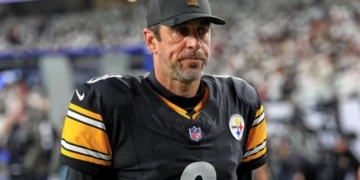 Aaron Rogers Warns Lineman After Tackling Him Following Touchdown