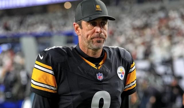 Aaron Rogers Warns Lineman After Tackling Him Following Touchdown