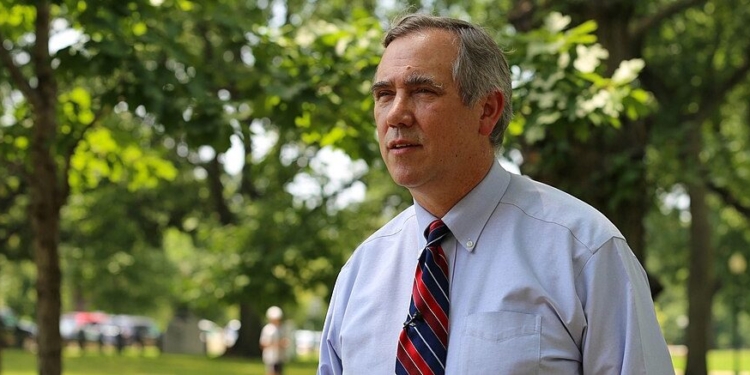 Democrat Forces Unpaid Capitol Police To Stay Up All Night So He Can Rail Against Republicans