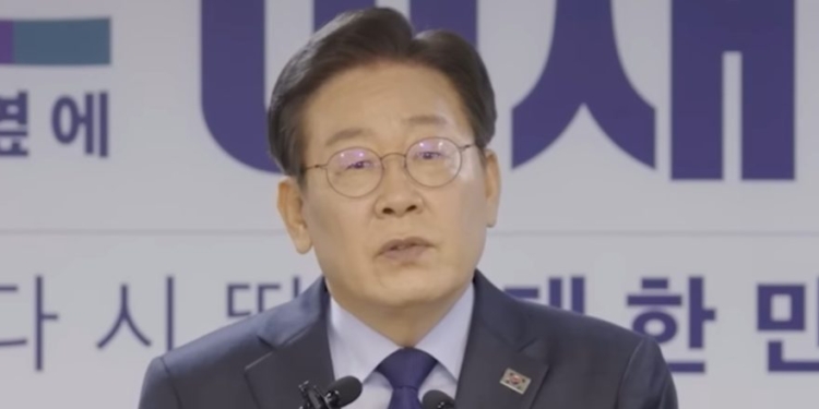 South Korea Gives Trump A Literal Crown Weeks After ‘No Kings’ Rallies