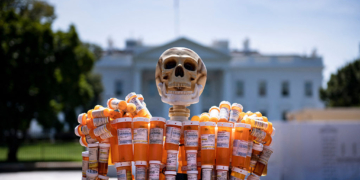 Judge Weighs Near-Unanimous Push to End Opioid Lawsuits