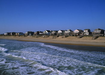 Weak East Coast Storm Brings Rain, Set to Intensify Near Canada