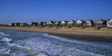 Weak East Coast Storm Brings Rain, Set to Intensify Near Canada