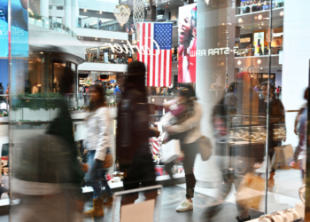 US Consumer Spending Slows in September as Inflation and Income Gaps Bite