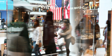 US Consumer Spending Slows in September as Inflation and Income Gaps Bite