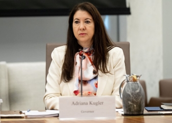 Former Fed Governor’s Trades Trigger Ethics Scrutiny After Stepping Down