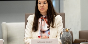 Former Fed Governor’s Trades Trigger Ethics Scrutiny After Stepping Down