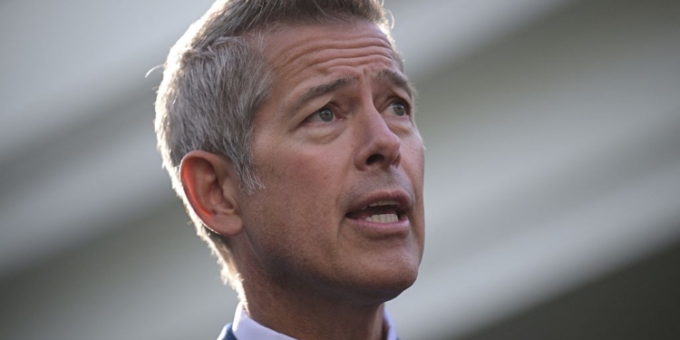 Transportation Secretary Sean Duffy Orders 10% Airspace Cut Amid Record Shutdown