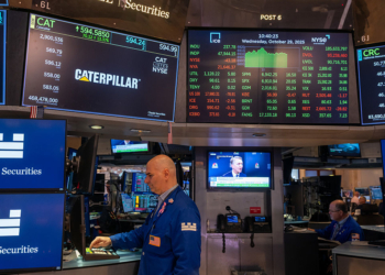 Stocks Edge Higher as Wall Street Weighs Corporate Earnings Amid Government Shutdowns