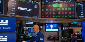 Stocks Edge Higher as Wall Street Weighs Corporate Earnings Amid Government Shutdowns