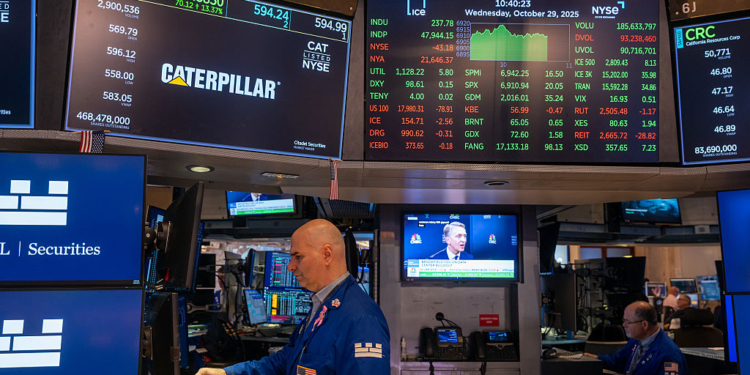 Stocks Edge Higher as Wall Street Weighs Corporate Earnings Amid Government Shutdowns