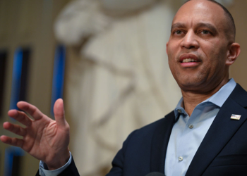 Hakeem Jeffries Says SNAP Funding Cliff Won’t Force Democrats to End Shutdown