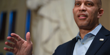 Hakeem Jeffries Says SNAP Funding Cliff Won’t Force Democrats to End Shutdown