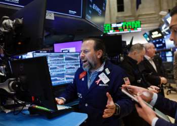 Markets Steady but Cautious as Investors Weigh Fed Signals and Volatile Tech Sector