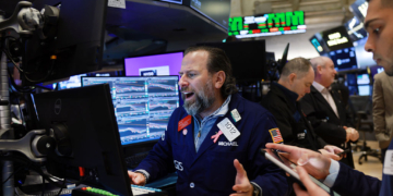 Markets Steady but Cautious as Investors Weigh Fed Signals and Volatile Tech Sector