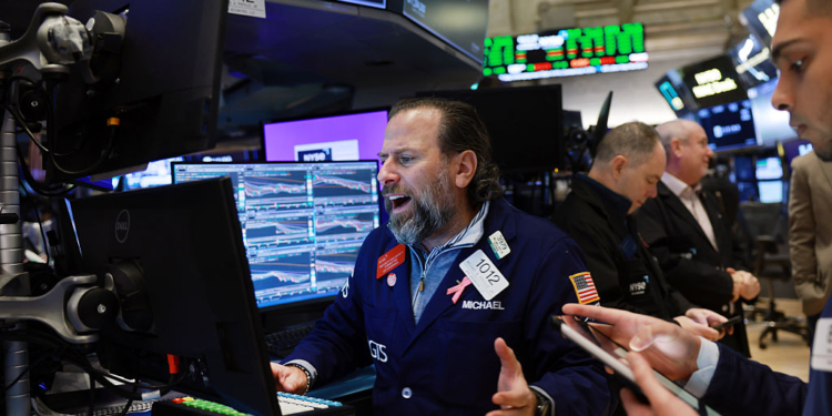 Markets Steady but Cautious as Investors Weigh Fed Signals and Volatile Tech Sector