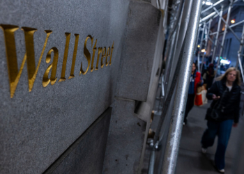 Wall Street Rises on Hints of Fed Rate Cuts Amid Mixed Corporate Earnings