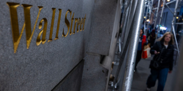 Wall Street Rises on Hints of Fed Rate Cuts Amid Mixed Corporate Earnings