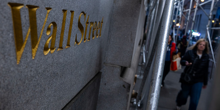 Wall Street Rises on Hints of Fed Rate Cuts Amid Mixed Corporate Earnings