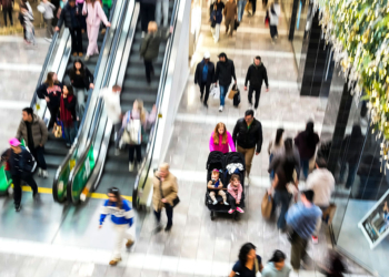 Black Friday Draws Crowds Despite Economic Uncertainty