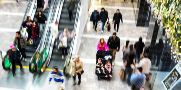 Black Friday Draws Crowds Despite Economic Uncertainty