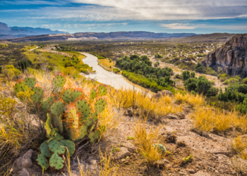 US Contractors’ Border Signs Spark Tension in Mexico