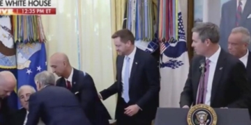 Pharma Exec Passes Out In Oval Office As Dr. Oz Rushes To His Aid