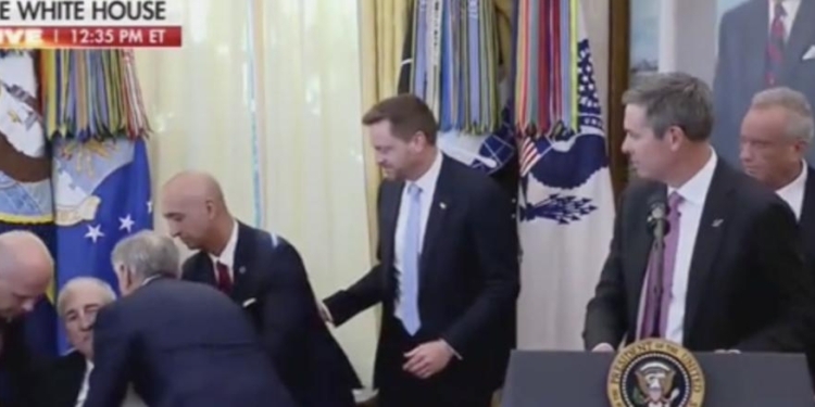 Pharma Exec Passes Out In Oval Office As Dr. Oz Rushes To His Aid