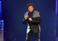 Barry Manilow Reveals Cancer Diagnosis 