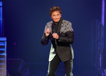 Barry Manilow Reveals Cancer Diagnosis 