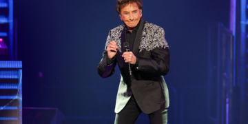 Barry Manilow Reveals Cancer Diagnosis 