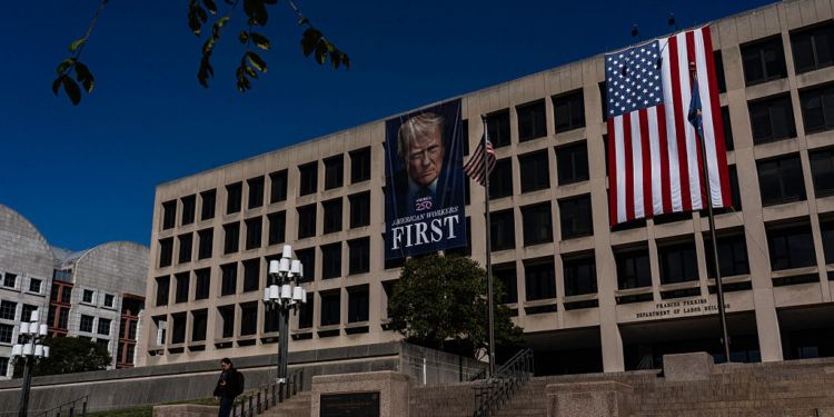 US Jobless Claims Hit Three-Year Low Ahead of Fed Rate Decision