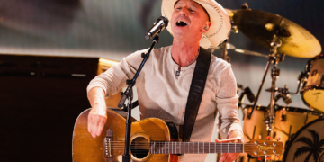 Kenny Chesney Recalls Moment He ‘Snapped’ And Punched A Fan On His Way To The Stage