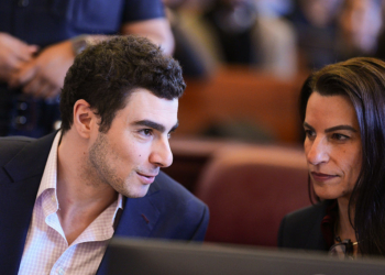 Gun Magazine in Underwear Sparks Legal Fight Over Evidence in Luigi Mangione Murder Case