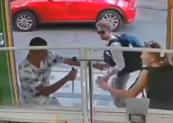 Backpackers’ Street Encounter Sparks Outcry After Woman Fights Off Armed Attacker Alone
