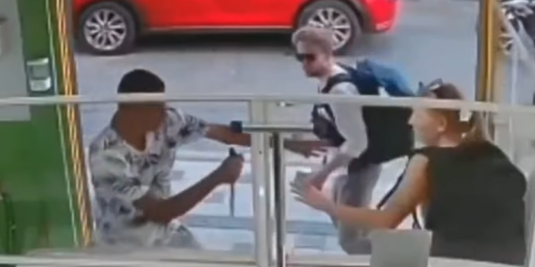 Backpackers’ Street Encounter Sparks Outcry After Woman Fights Off Armed Attacker Alone