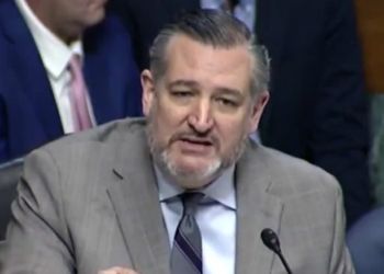 Senators Resist Last-Minute Airspace Rule Mysteriously Dropped Into Defense Bill