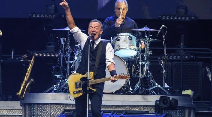 Bruce Springsteen Dedicated Song Performance To Renee Good