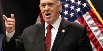 Homan Pulls 700 Federal Agents from Minnesota