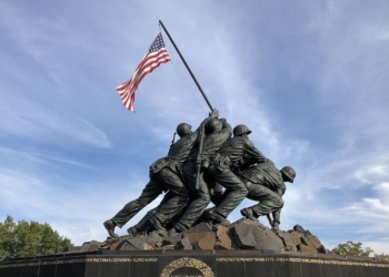 Activists Recreate Iconic WWII Image In Support Of Mgrants