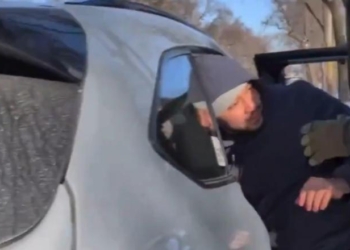 Masked Anti-ICE Thugs Assault Reporter At Illegal Minneapolis Roadblock